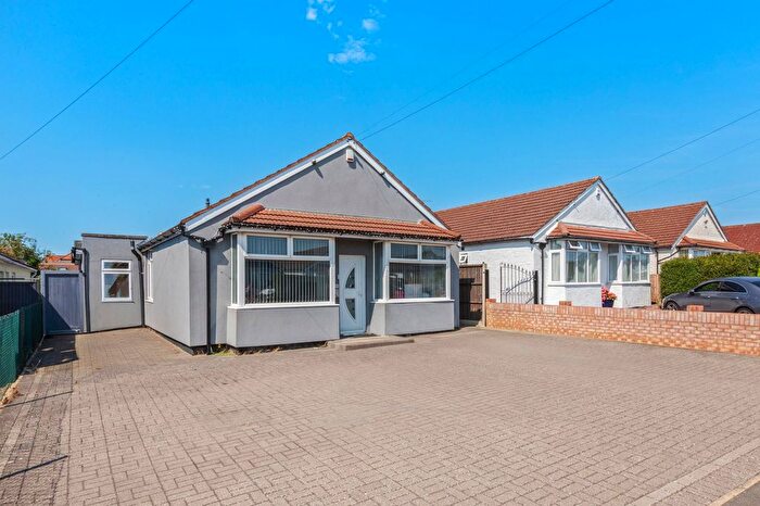 4 Bedroom Detached Bungalow For Sale In Royston Way, Slough, SL1
