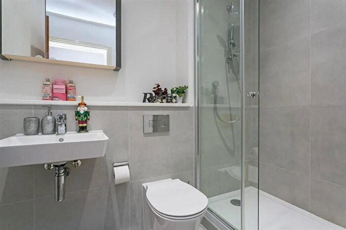 2 Bedroom Apartment For Sale In Windsor Road, Slough, SL1