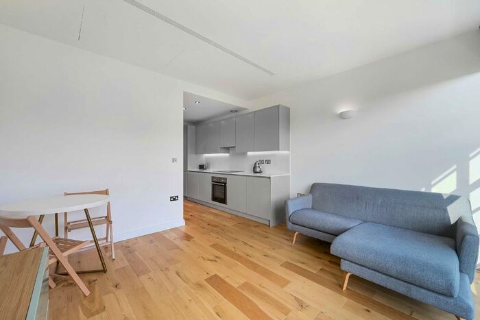 Studio To Rent In Western Avenue, Perivale, Greenford UB6