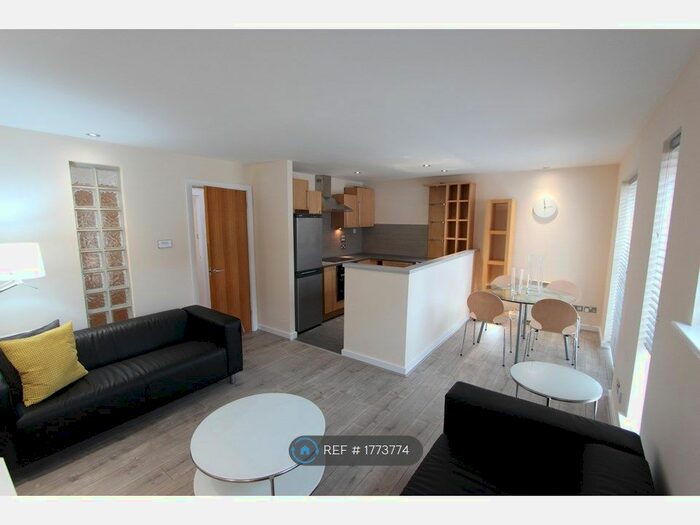 2 Bedroom Flat To Rent In Stretford Road, Manchester, M15