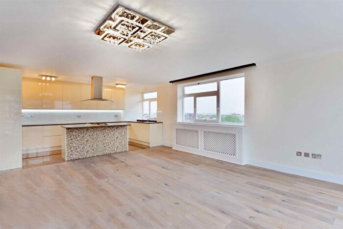 3 Bedroom Flat To Rent In St. Johns Wood Park, London, NW8