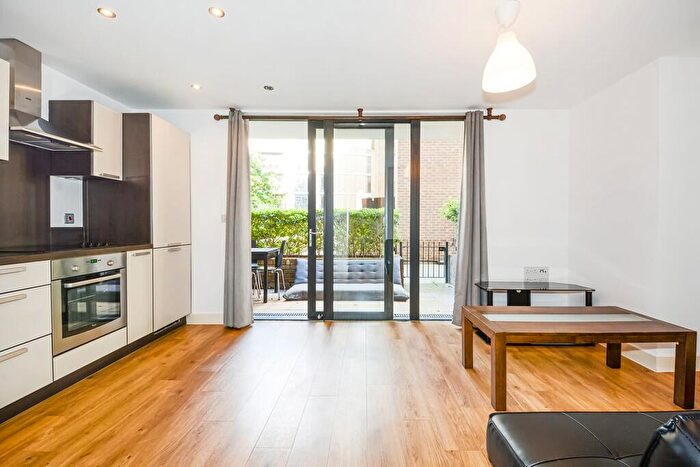 Flat To Rent In Maple Quays, Canada Water, SE16