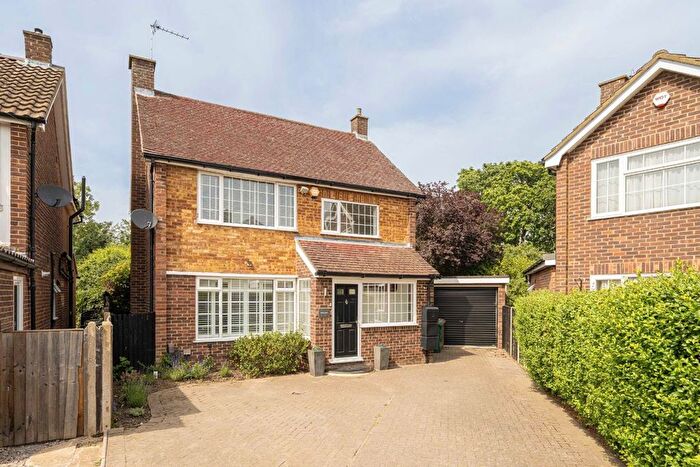 4 Bedroom Detached House For Sale In Minsterley Avenue, Shepperton, TW17