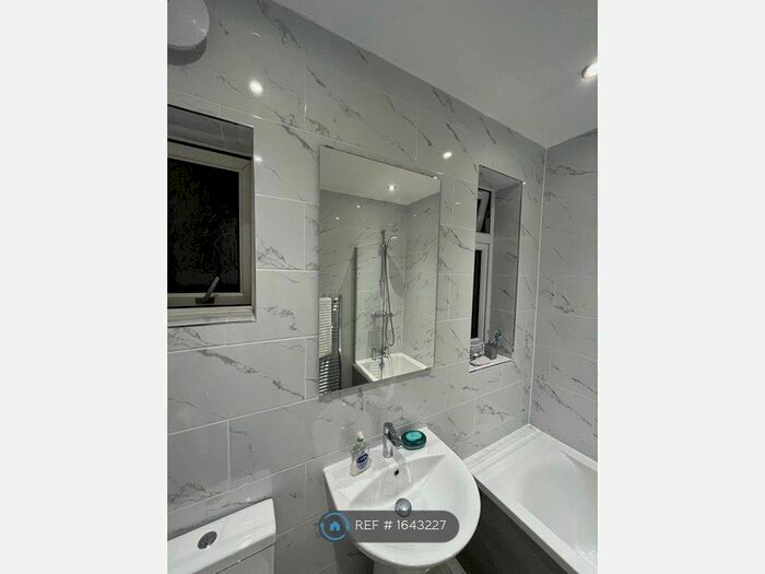 3 Bedroom Bungalow To Rent In Merrivale Avenue, Redbridge, IG4