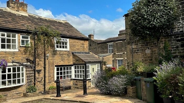 3 Bedroom Cottage To Rent In North Fold, Idle, Bradford, BD10