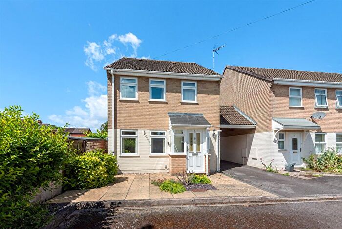 3 Bedroom Link Detached House For Sale In Roundway Court, Andover, SP10