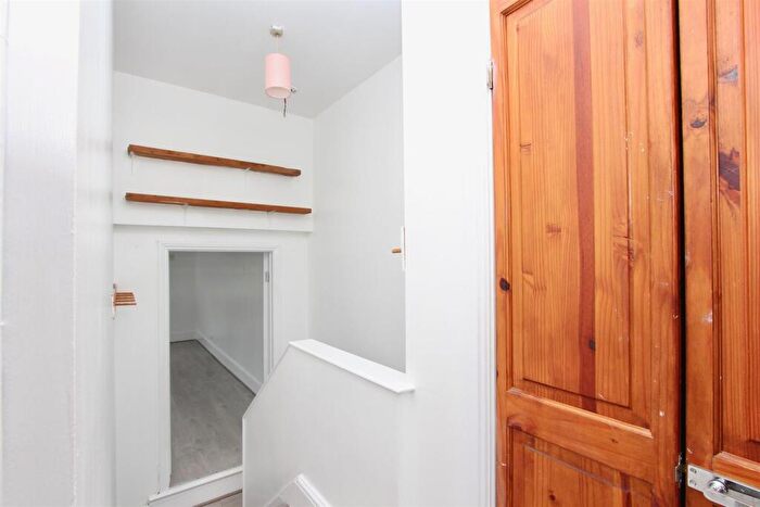 2 Bedroom Flat To Rent In Dynevor Road, N16