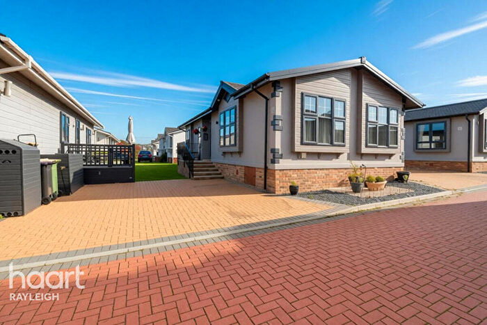 2 Bedroom Park Home For Sale In Kingsmans Farm Road, Hockley, SS5