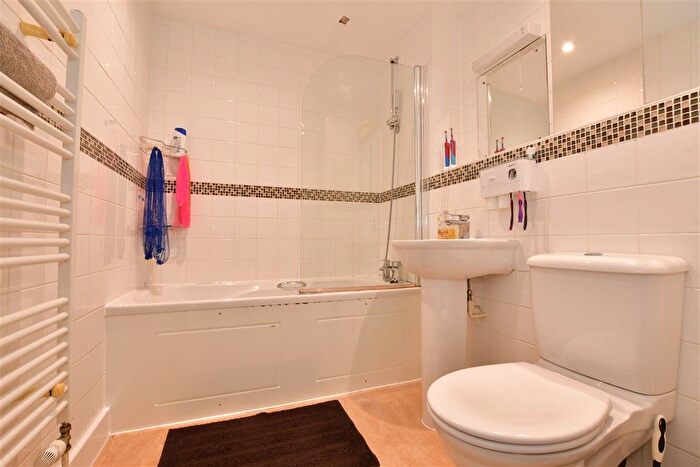 5 Bedroom Semi-detached House For Sale In Market Avenue, Wickford, Essex, SS12