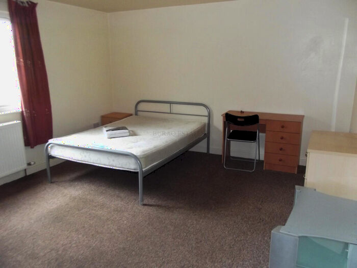 7 Bedroom Town House To Rent In Longford Place, Manchester, M14