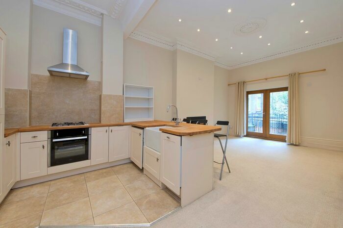 2 Bedroom Flat To Rent In Raised Ground Floor Flat, Bolingbroke Road, W14
