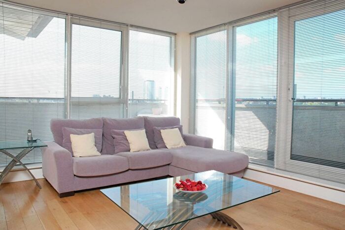 3 Bedroom Flat To Rent In Smugglers Way, Wandsworth Town, London, SW18