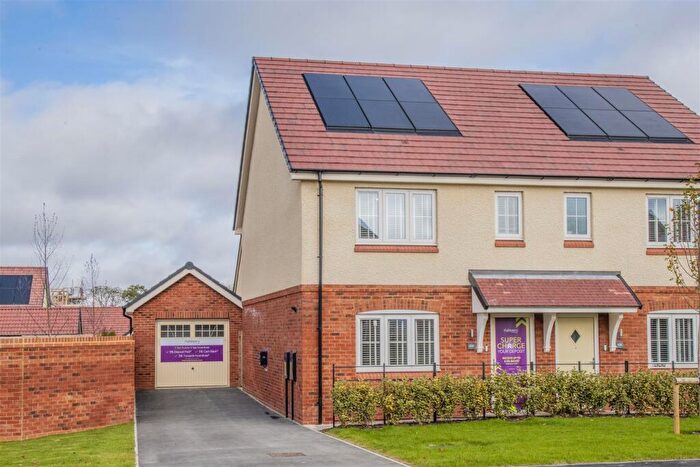 3 Bedroom Semi-Detached House For Sale In Stoke Albany Road, Desborough, Kettering, NN14