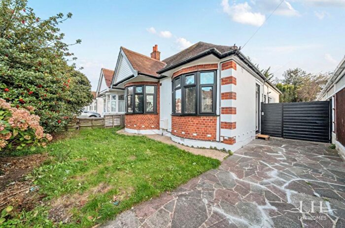 3 Bedroom Bungalow For Sale In Adelaide Gardens, Romford, RM6