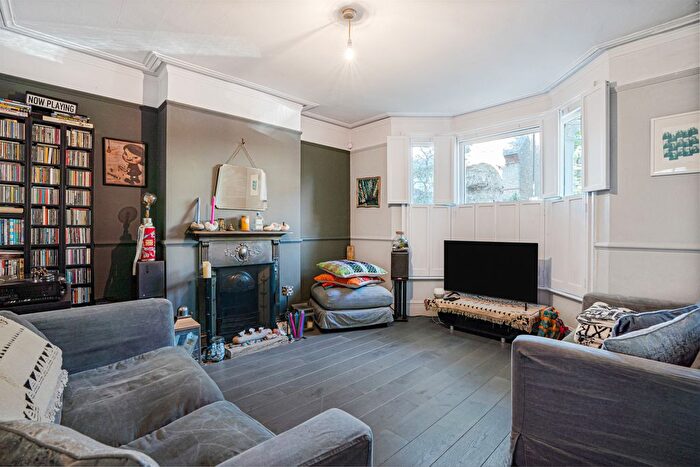 4 Bedroom Semi Detached House For Sale In Avenue Road, Brentford, TW8