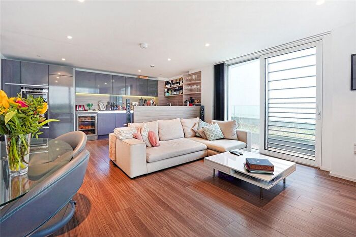 3 Bedroom Flat To Rent In Buckhold Road, Wandsworth Park, SW18