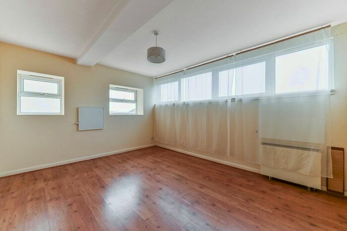 2 Bedroom Flat To Rent In Station Road, London, South Norwood, London, SE25