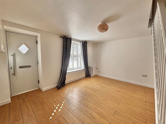 2 Bedroom End Of Terrace House To Rent In Hague Street, Glossop, SK13
