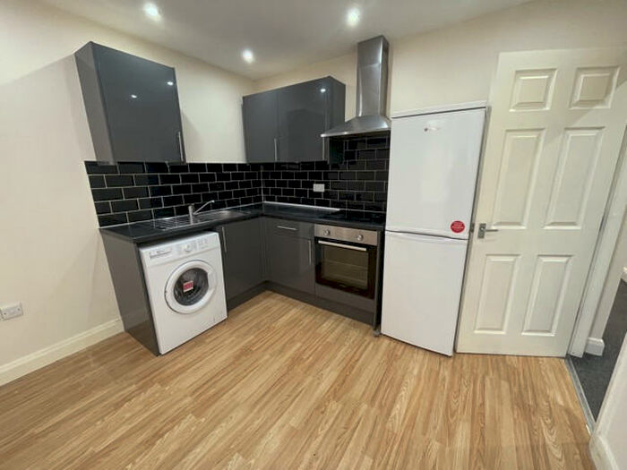 2 Bedroom Flat To Rent In Roundhay Road, Leeds, West Yorkshire, LS8