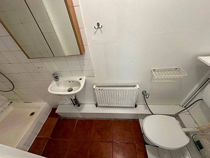 2 Bedroom Flat To Rent In Gainsborough Avenue, London, E12