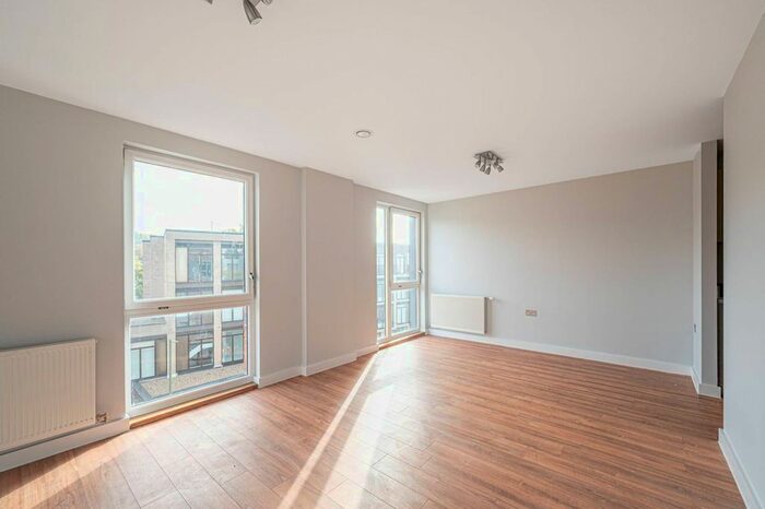 2 Bedroom Flat To Rent In Goldfinch Court, Child's Hill, London, NW11