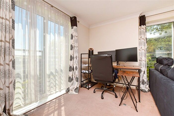 1 Bedroom Flat For Sale In Buffers Lane, Leatherhead, Surrey, KT22