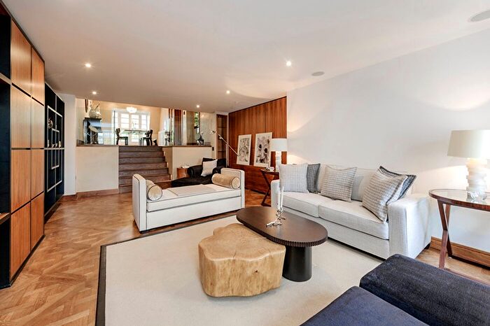 4 Bedroom Flat To Rent In Cadogan Place, Knightsbridge, SW1X