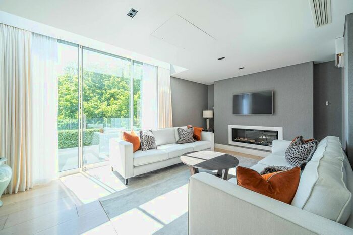 2 Bedroom Flat To Rent In Green Street, Mayfair, London, W1K