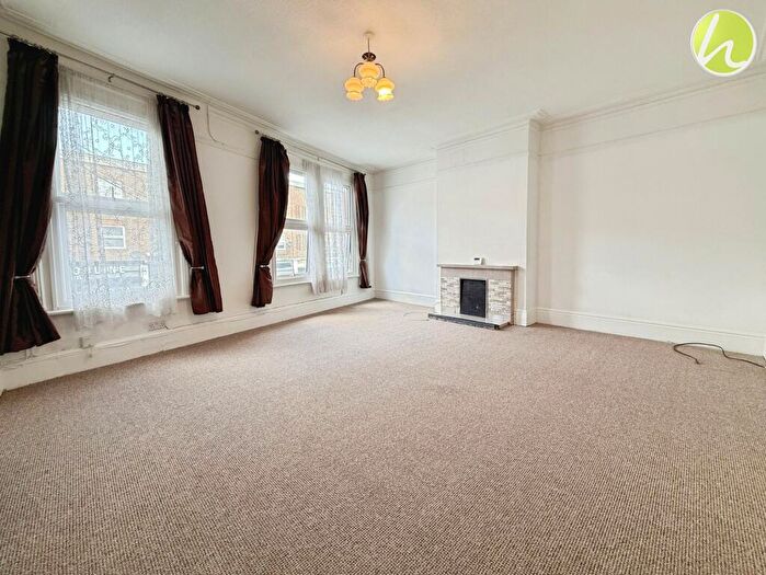 2 Bedroom Flat To Rent In King Street, Stanford-Le-Hope, SS17