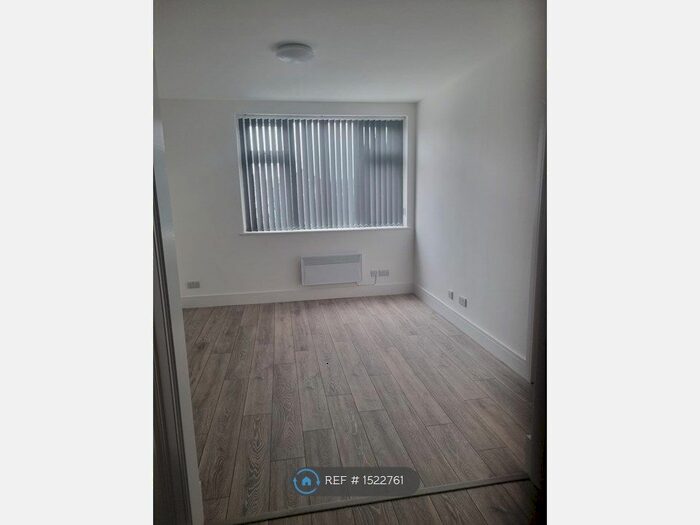 2 Bedroom Flat To Rent In Washway Road, Sale, M33