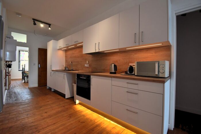 2 Bedroom Flat To Rent In Broad Street, Penryn, TR10