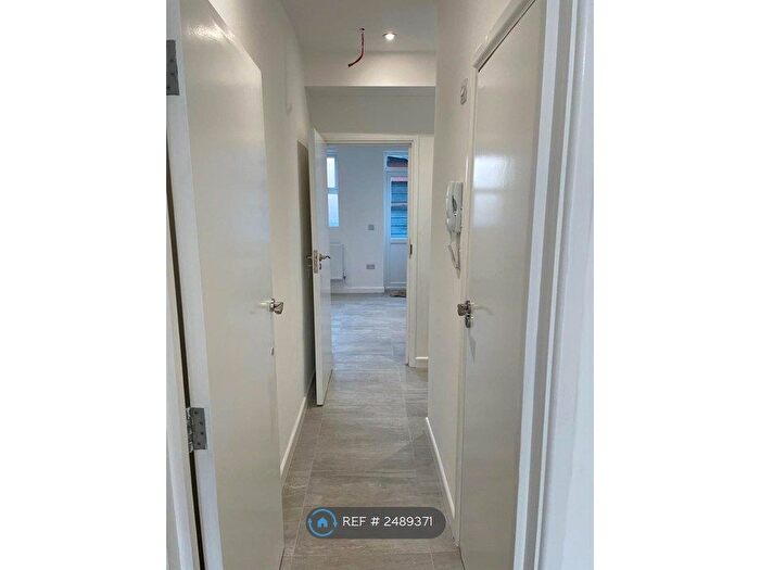 Studio To Rent In Ferncroft Avenue, London, N12