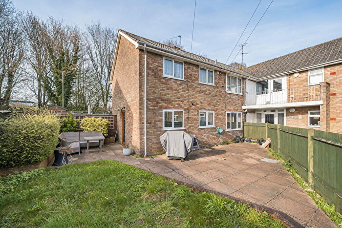 2 Bedroom Maisonette For Sale In Portsmouth Walk Basingstoke, RG22