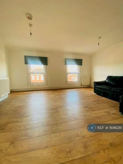 3 Bedroom Flat To Rent In Brook House, Surbiton, KT6