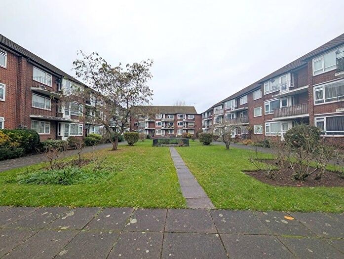 2 Bedroom Flat For Sale In Castle Way, Feltham, TW13