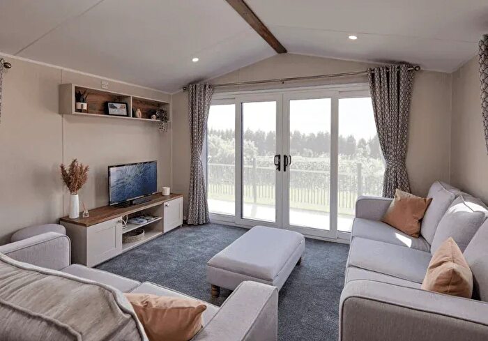 2 Bedroom Park Home For Sale In Warwick Road, Stratford-Upon-Avon, CV37
