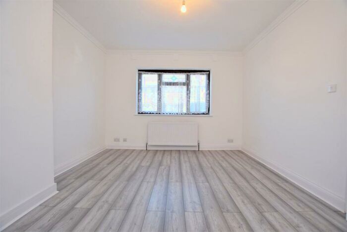 3 Bedroom House To Rent In Chadway, Dagenham, RM8