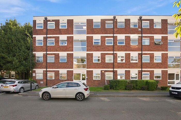 2 Bedroom Flat For Sale In Oak Tree Close, London, W5