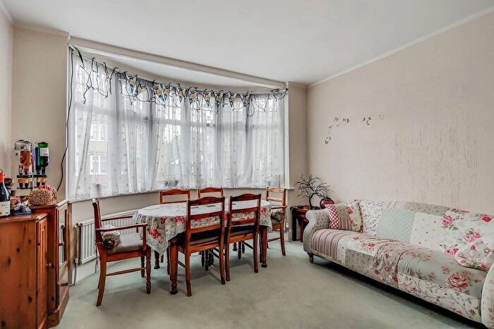 4 Bedroom Semi Detached House For Sale In Courtfield Avenue, Harrow, HA1