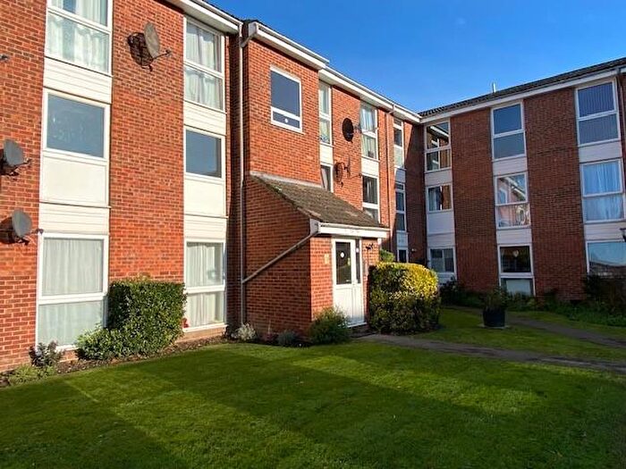 2 Bedroom Apartment For Sale In Clyfton Close, Broxbourne, EN10