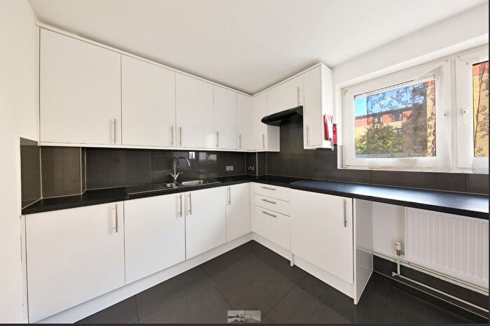 3 Bedroom Flat To Rent In Eric Street, London, E3