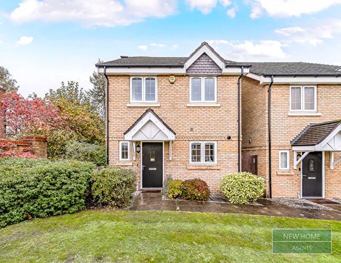 4 Bedroom Detached House For Sale In Brookwood Farm Drive, Knaphill, Woking, GU21