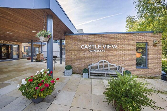 2 Bedroom Flat For Sale In Castle View, Windsor, SL4