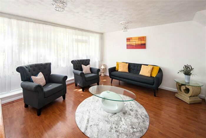 2 Bedroom Flat To Rent In Lawrence Close, Bow, London, E3