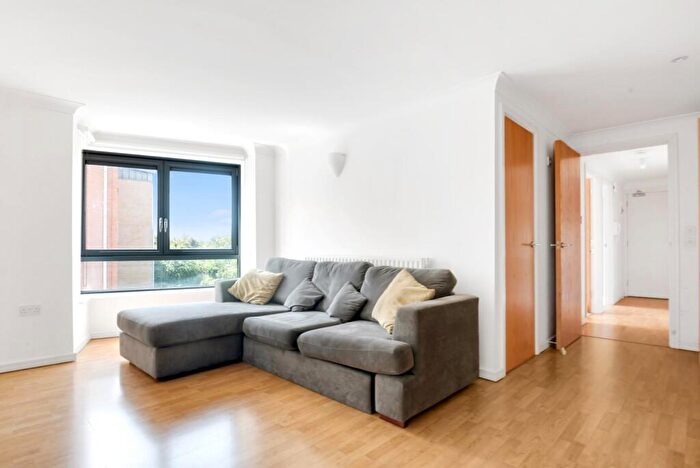2 Bedroom Flat For Sale In Lewis Gardens, London, N16
