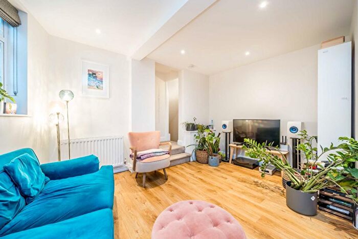 2 Bedroom Flat For Sale In Pagoda Avenue, Richmond, TW9