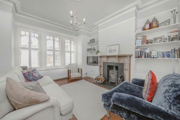 3 Bedroom Flat To Rent In Mantilla Road, London, SW17