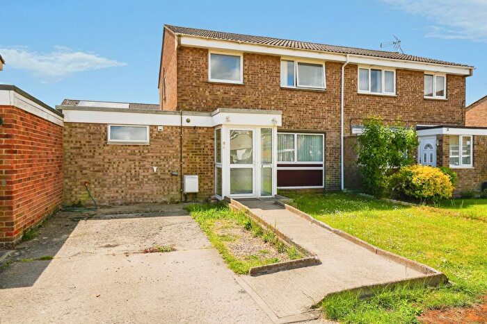 3 Bedroom Semi Detached House For Sale In Lysander Close, Bicester, OX26