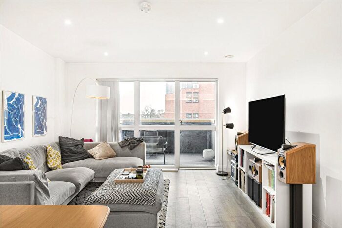 3 Bedroom Apartment To Rent In Warburton Street, Hackney, London, E8