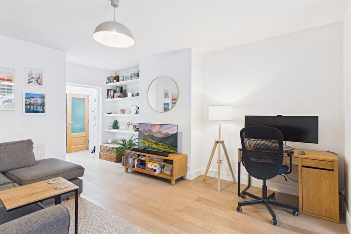 1 Bedroom Flat For Sale In Palestine Grove, Colliers Wood, SW19